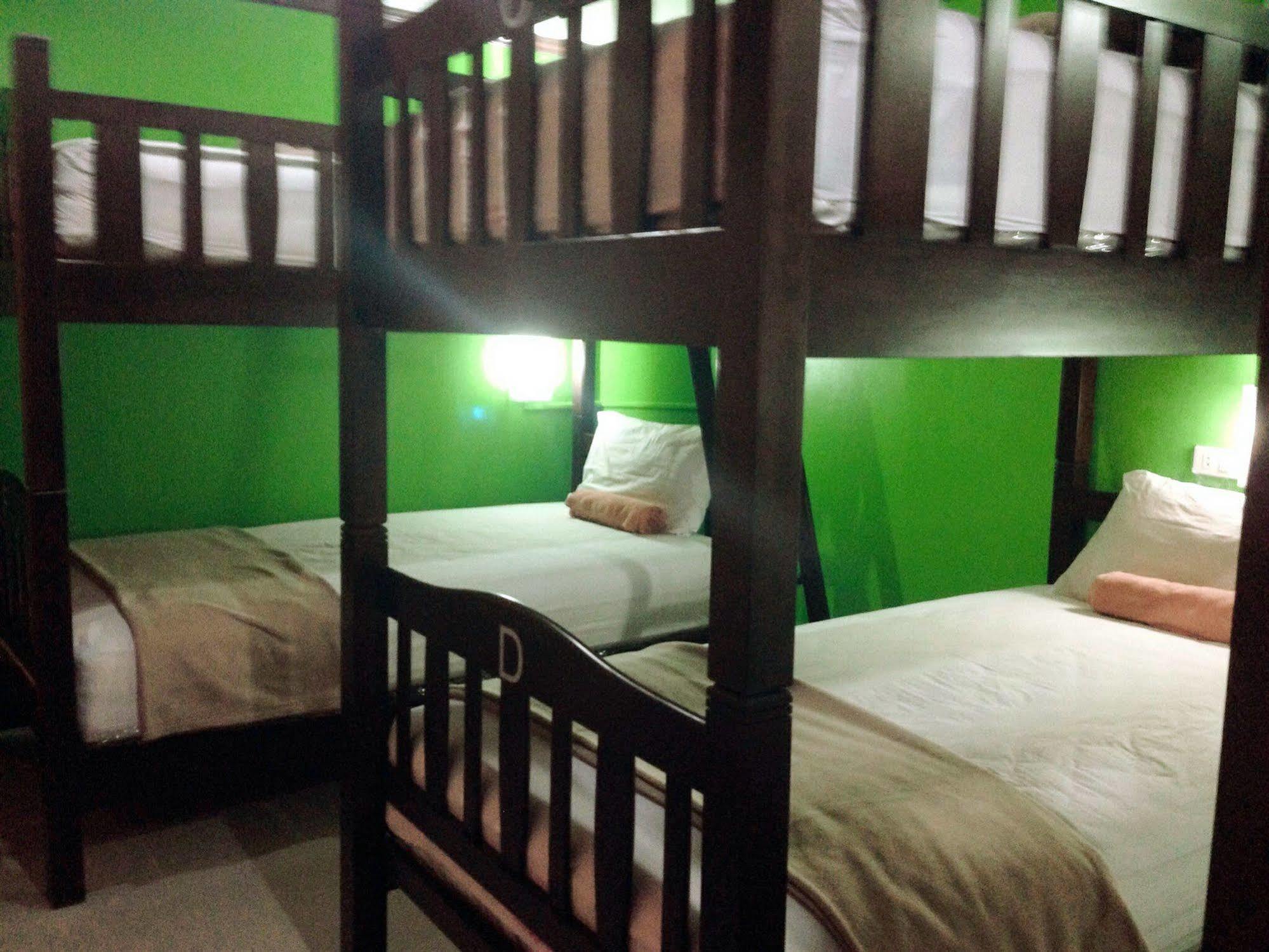 Silla Patong Hostel Exterior foto