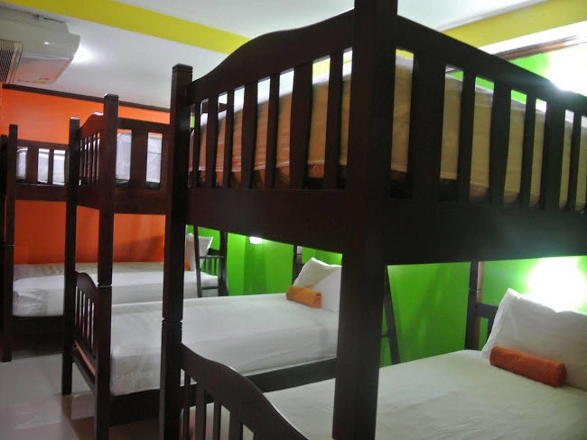 Silla Patong Hostel Exterior foto