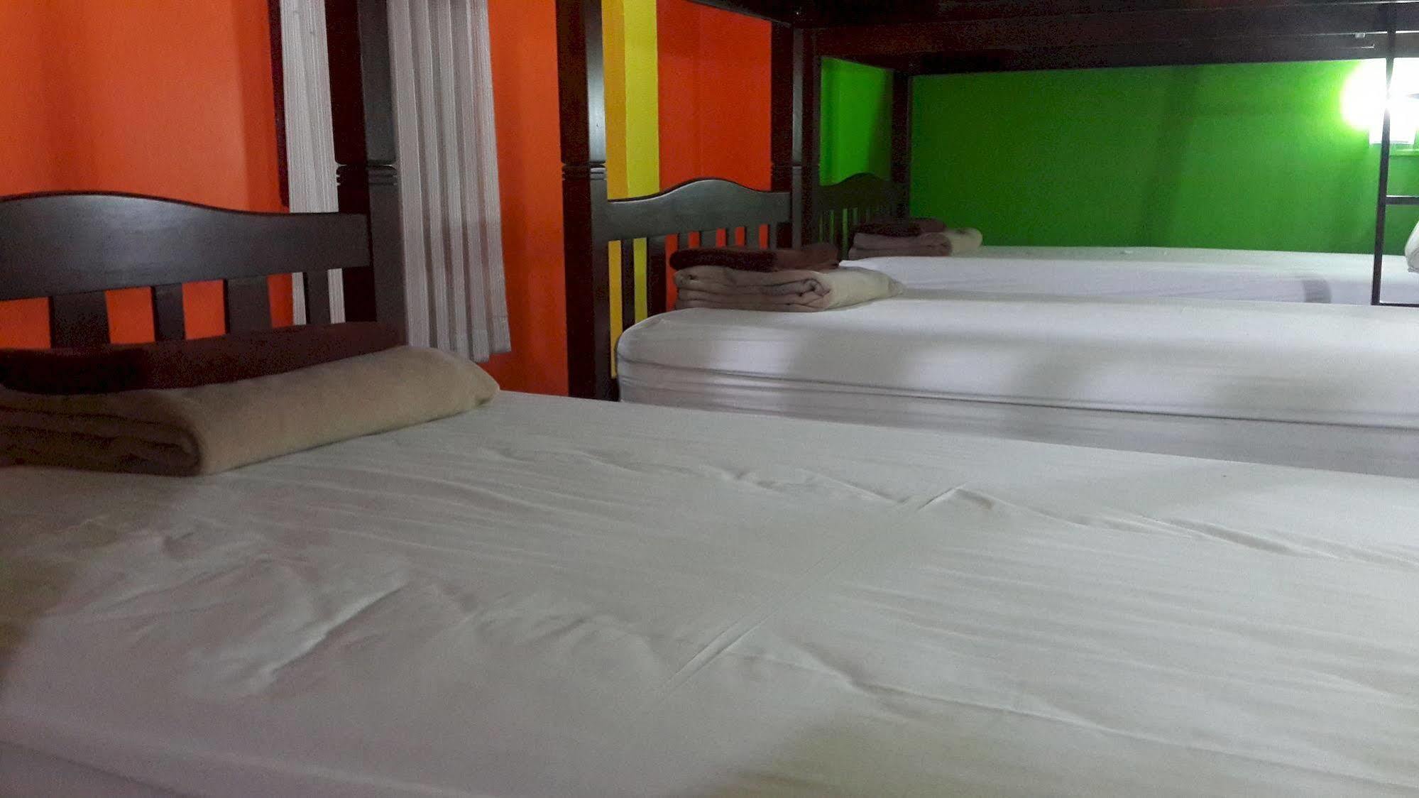 Silla Patong Hostel Exterior foto