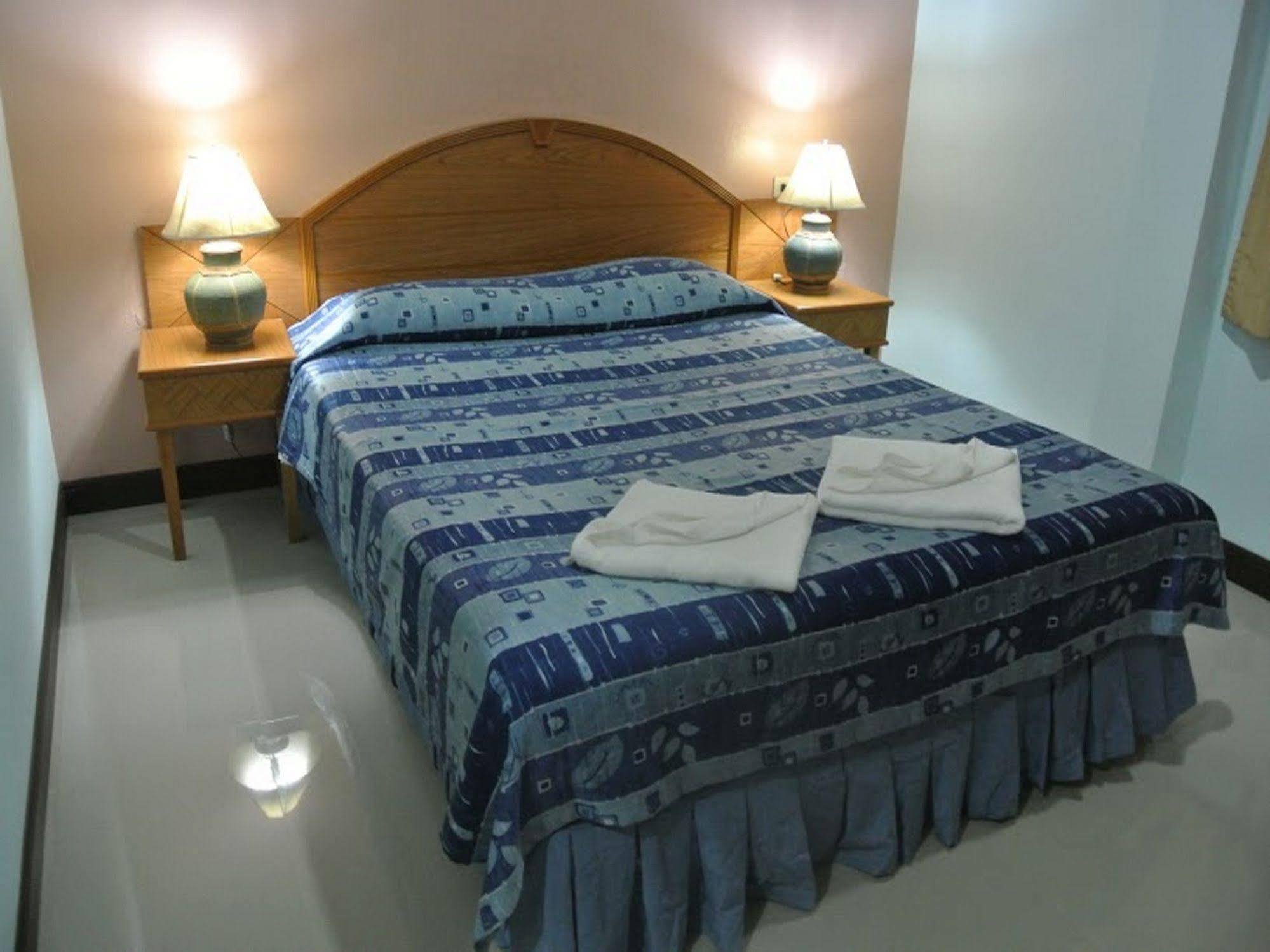 Silla Patong Hostel Exterior foto